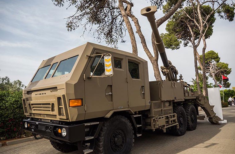 Trong những năm qua, Việt Nam đã mua sắm khá nhiều trang bị vũ khí do Israel chế tạo. Không loại trừ khả năng trong tương lai số vũ khí xuất hiện tại IFC sẽ được Việt Nam để ý, mua sắm. Trong ảnh là pháo tự hành bánh lốp SOLTAM ATMOS do Israel thiết kế chế tạo trưng bày tại IFC 2014.